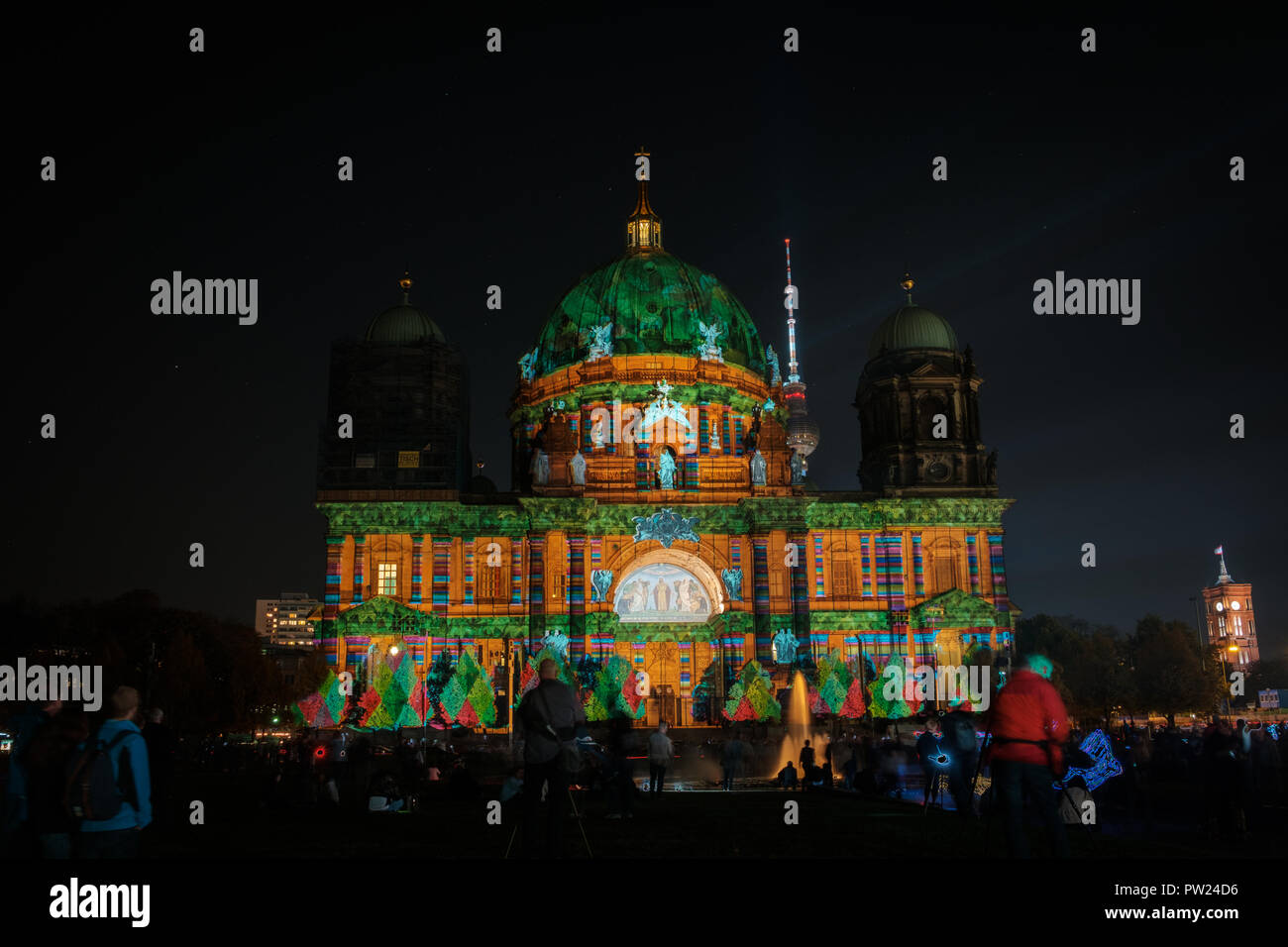 Berlin, Deutschland - Oktober 2018: beleuchtet Wahrzeichen (Berliner Dom/Berliner Dom) in der Nacht während Berlin leuchtet auch bekannt als Festival der Lichter Stockfoto