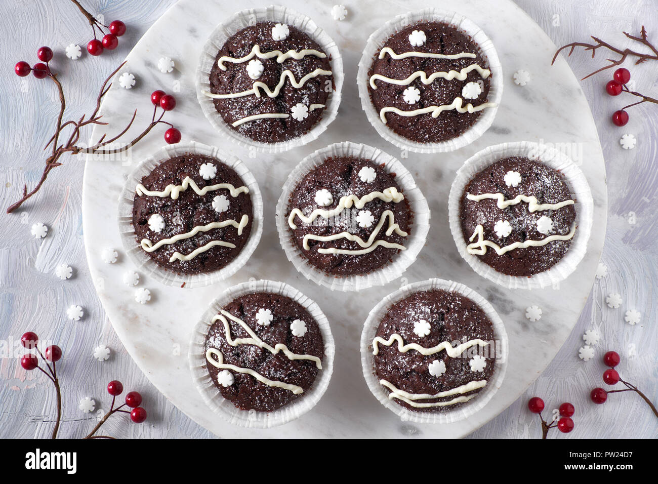 Flach mit dekorativen Roten berryies auf weißem Hintergrund im Landhausstil und chocolave Muffins in white paper Cups für Weihnachten weiße Linien und Sn eingerichtet Stockfoto