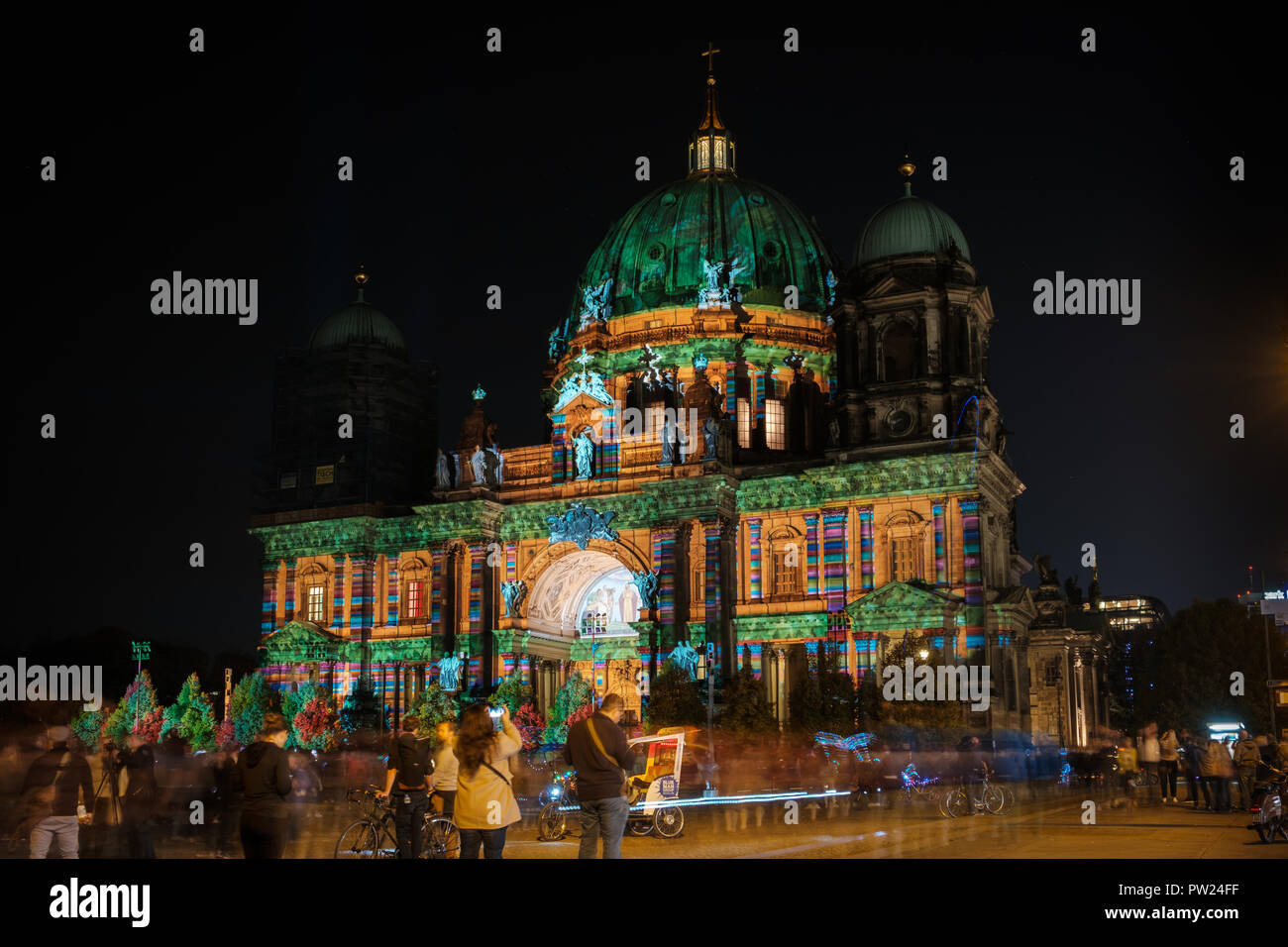 Berlin, Deutschland - Oktober 2018: beleuchtet Wahrzeichen (Berliner Dom/Berliner Dom) in der Nacht während Berlin leuchtet auch bekannt als Festival der Lichter Stockfoto