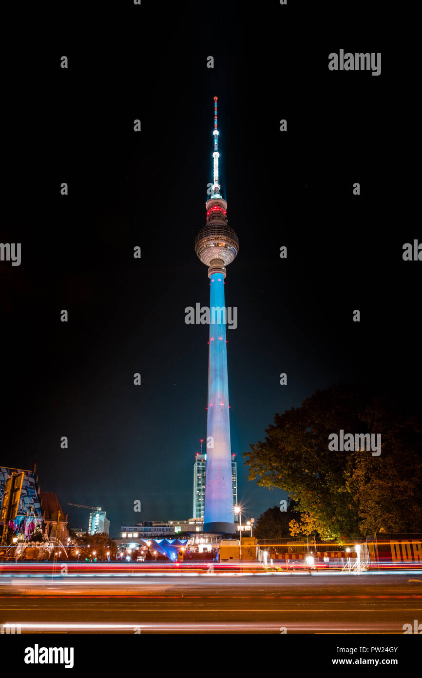 Berlin, Deutschland - Oktober 2018: beleuchtet Wahrzeichen (TV Tower / Fernsehturm) Nachts bei Berlin leuchtet auch bekannt als Festival der Lichter in Berlin Stockfoto