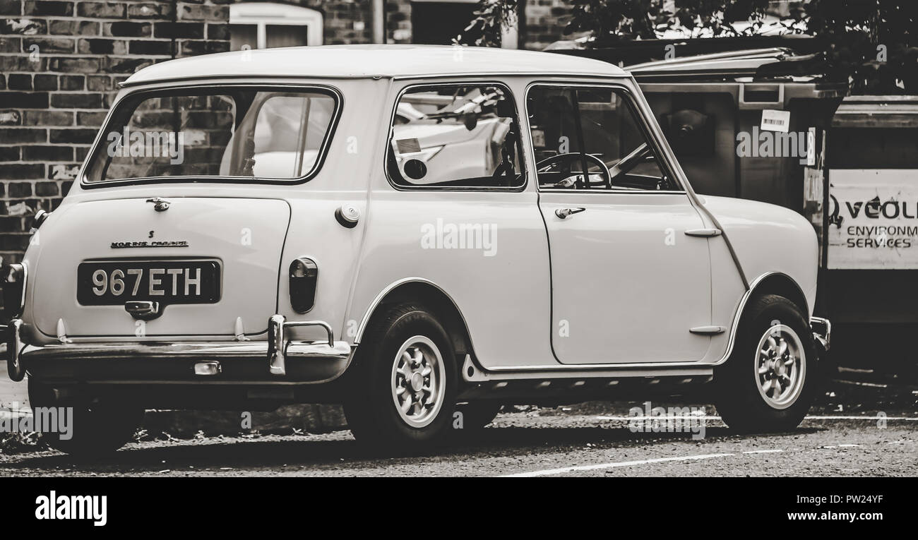 Schwarz und Weiß vintage Mini Cooper Auto Stockfoto