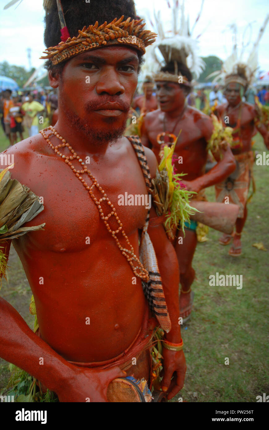 Bunt gekleidet und Gesicht malen Menschen als Teil einer Sing Sing bei Madang, Papua Neu Guinea. Stockfoto