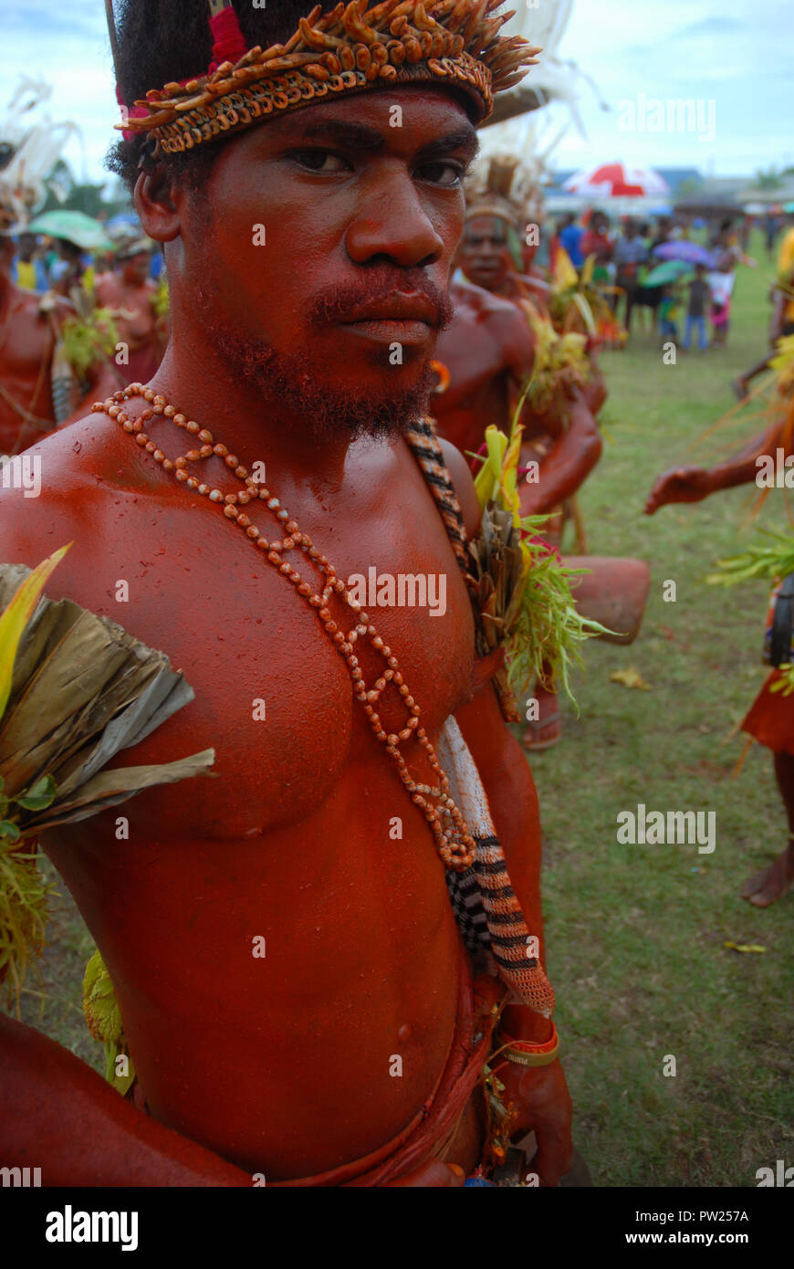 Bunt gekleidet und Gesicht malen Menschen als Teil einer Sing Sing bei Madang, Papua Neu Guinea. Stockfoto