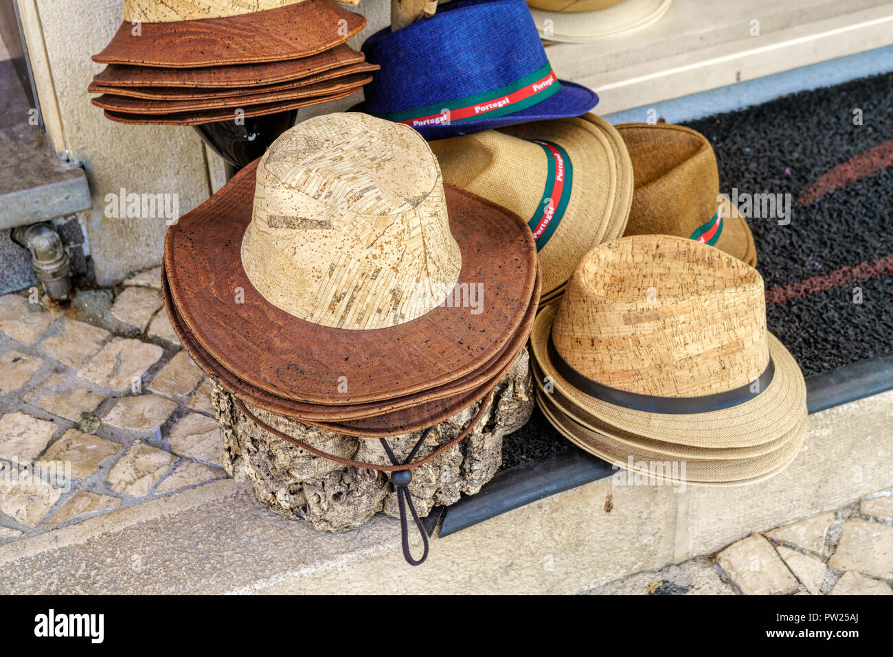 Verschiedene designer Hüte auf Open air stand in der Algarve, Portugal Stockfoto