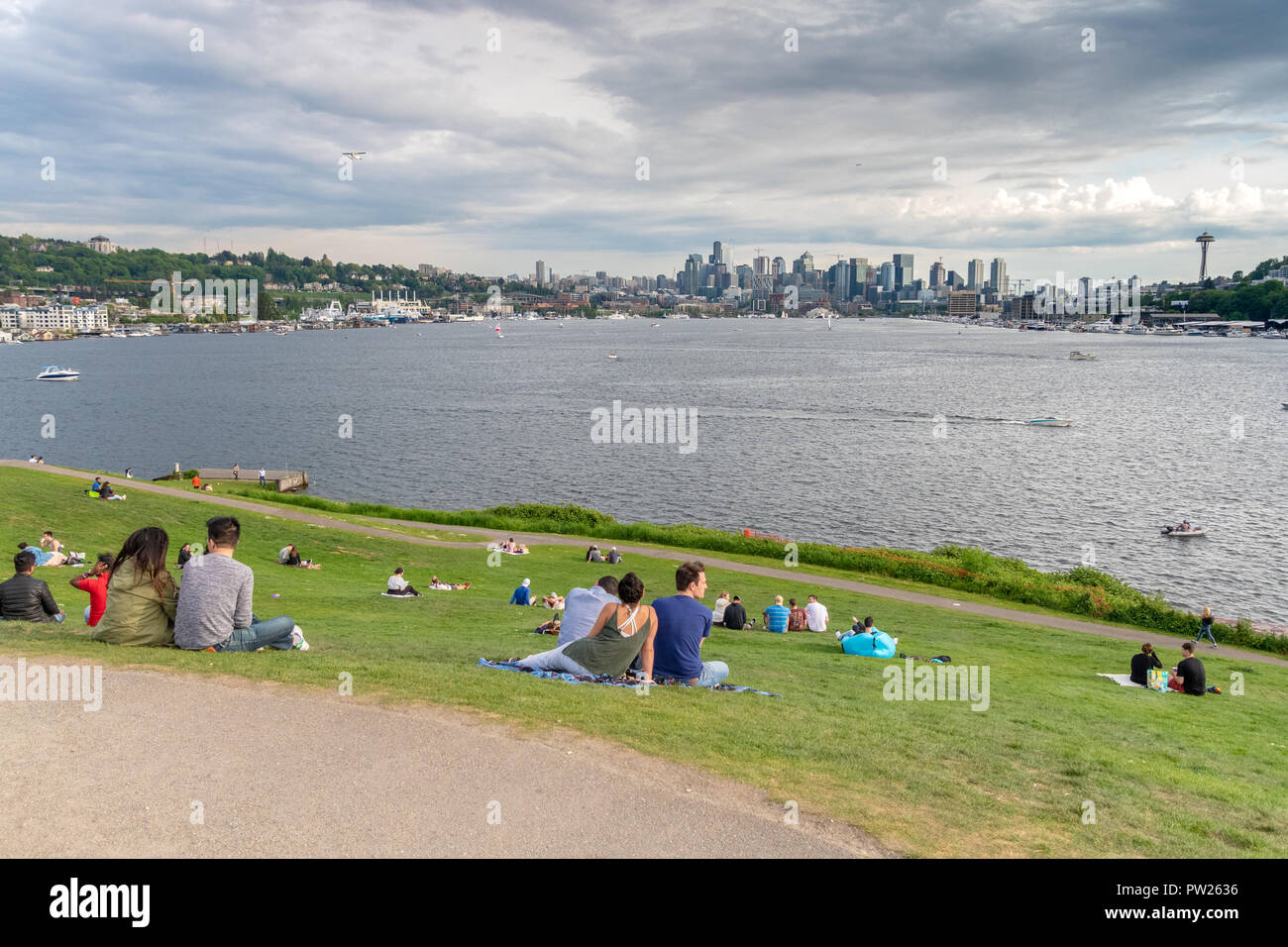 SEATTLE, WA, 6. Mai 2018: Dutzende Menschen besuchen Gas Park auf die Skyline von Seattle über den Union See zu sehen. Stockfoto