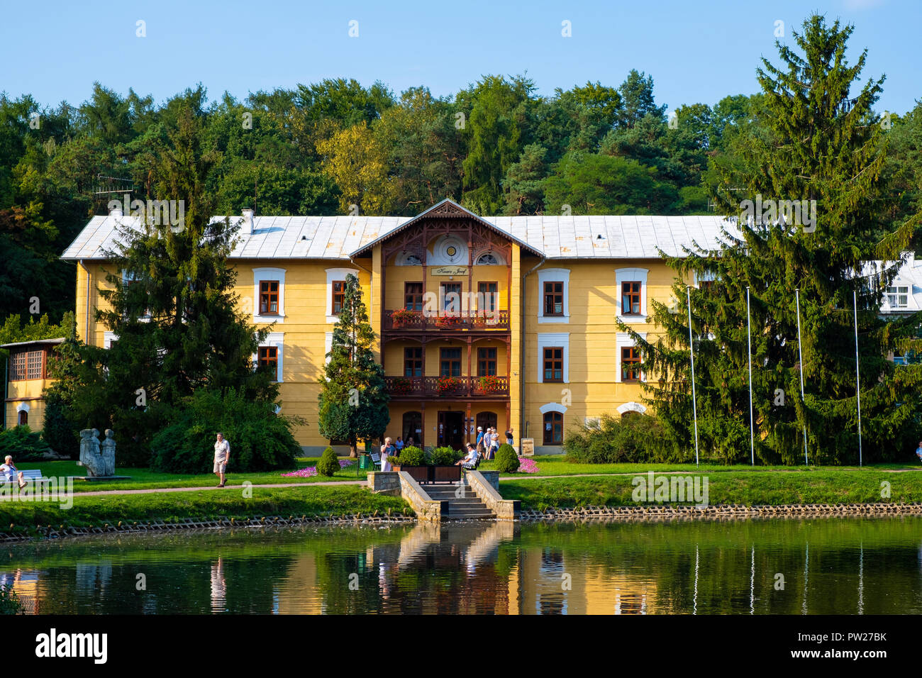 Naleczow, Lublin/Polen - 2018/09/01: Historische Herzog Joseph Pavillon in Springs Park Zdrojowy in Naleczow bekannten polnischen Kurort entstanden Stockfoto