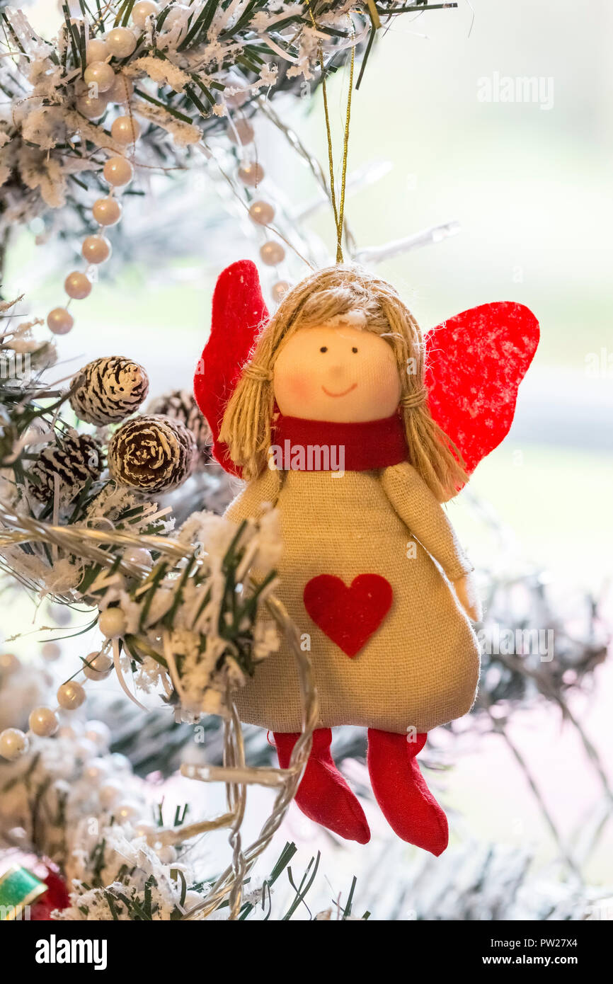 Nahaufnahme Von Einem Weihnachtsbaum Mit Schoner Dekoration Bunte Engel Hangend An Einem Weihnachtsbaum Mit Schnee Stockfotografie Alamy