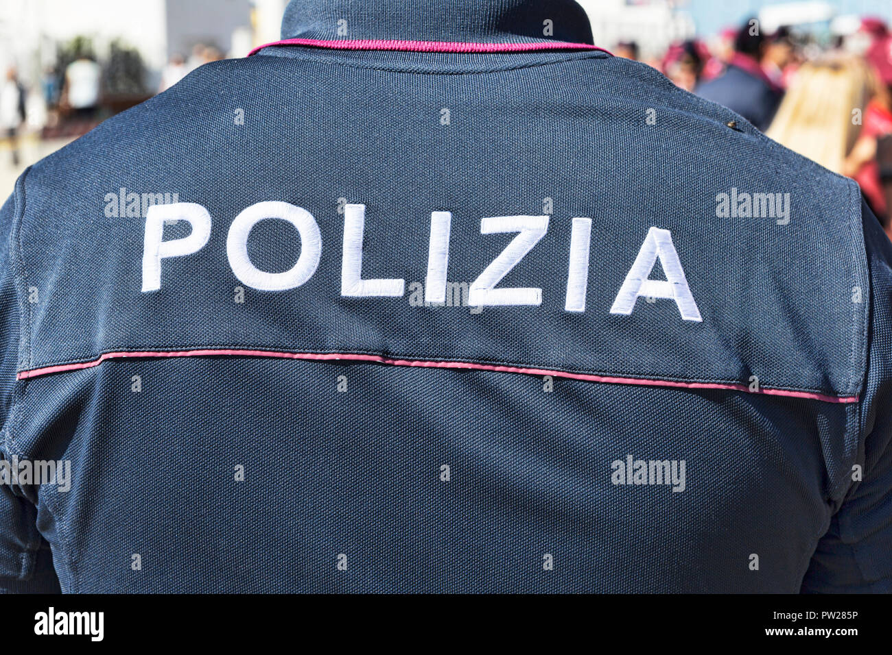 Ein Blick auf die Schultern der Italienische Polizist, wacht über die Menge in Rom Stockfoto