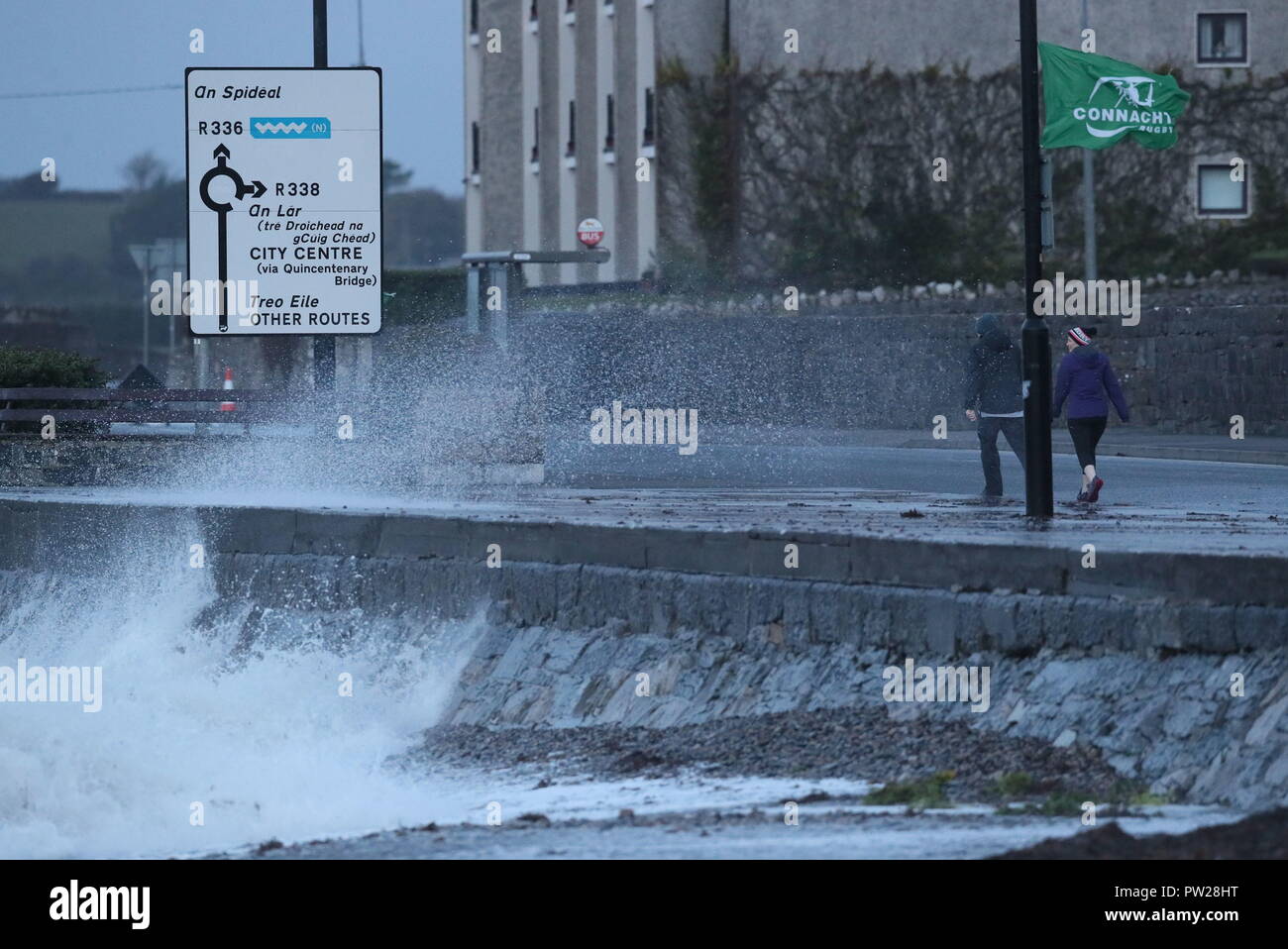 Menschen vermeiden die Wellen auf Salthill Promenade, Co Galway während Sturm Callum. Stockfoto