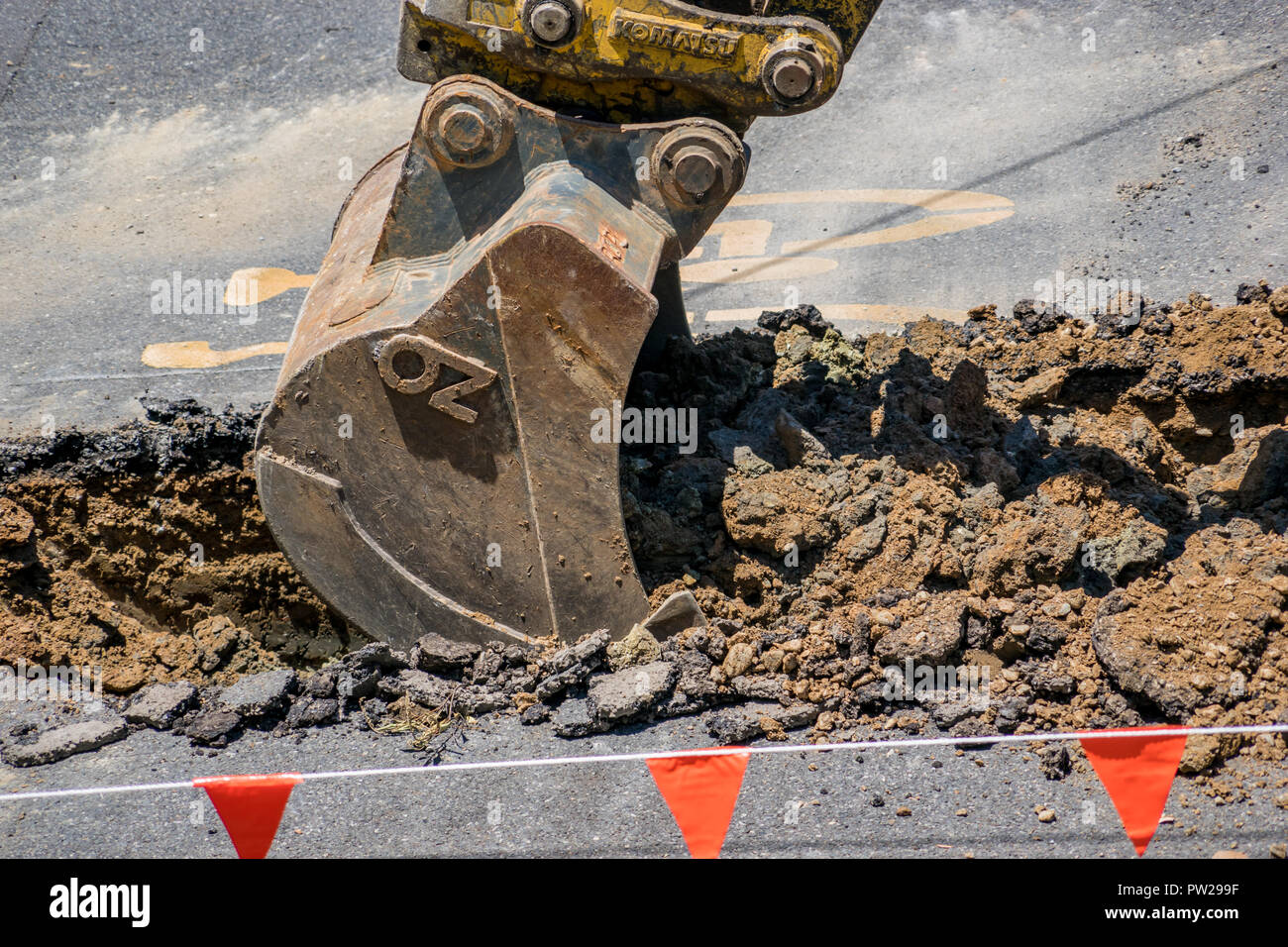Arbeiter graben an der Straße neue Leitungen zu legen Stockfoto