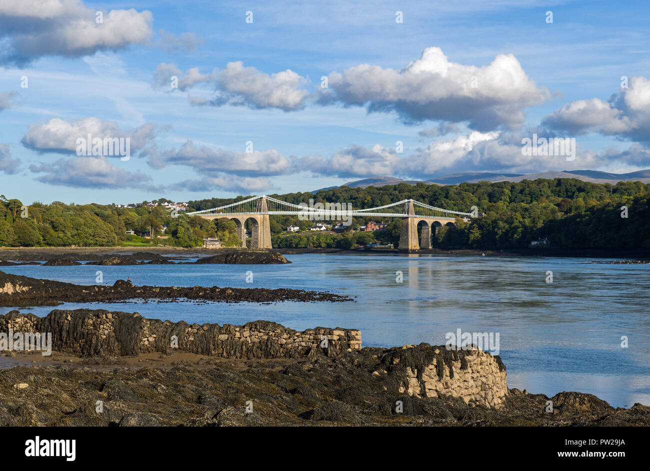 Die Menai Bridge über die Menai Straits von Anglesey Stockfoto