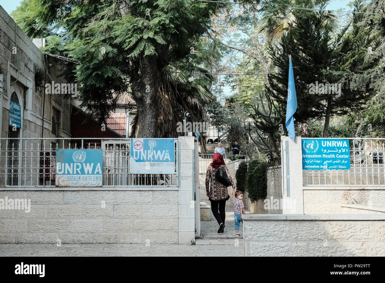 Jerusalem, Israel. 11. Oktober, 2018. Die UNRWA Jerusalem Gesundheit Klinik gerade innerhalb des Herodes Tor in die Altstadt von Jerusalem. Die UNRWA ist unter schwerwiegenden finanziellen Bedrohung als Trumpf Verwaltung finanzielle Hilfe aufgehört hat zu den Palästinensischen Flüchtlings- und Jerusalemer Bürgermeister Barkat hat seinen Plan, die Organisation aus der Stadt zu vertreiben. Stockfoto