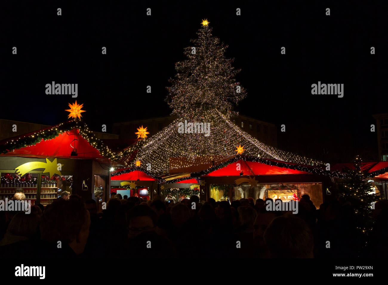 Die meisten berühmten Kölner Weihnachtsmarkt neben dem Weltkulturerbe Kölner Dom. Stockfoto