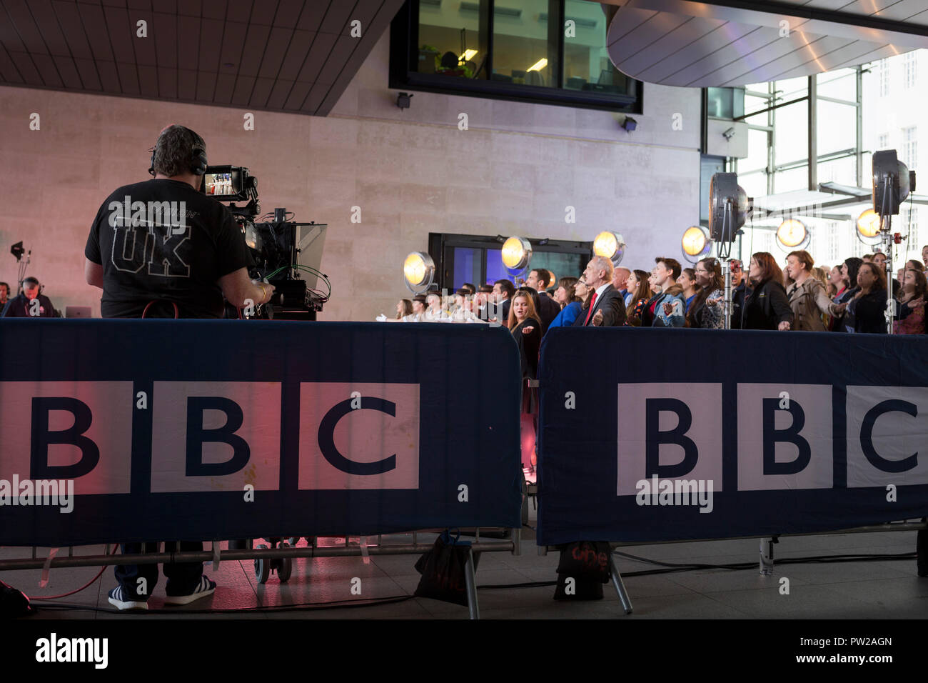 Ein BBC-Kameramann betreibt seine Ausrüstung während einer Probe für ein übertragungswagen Für den One Show Broadcasting House, am 4. Oktober 2018 in London, England. Stockfoto