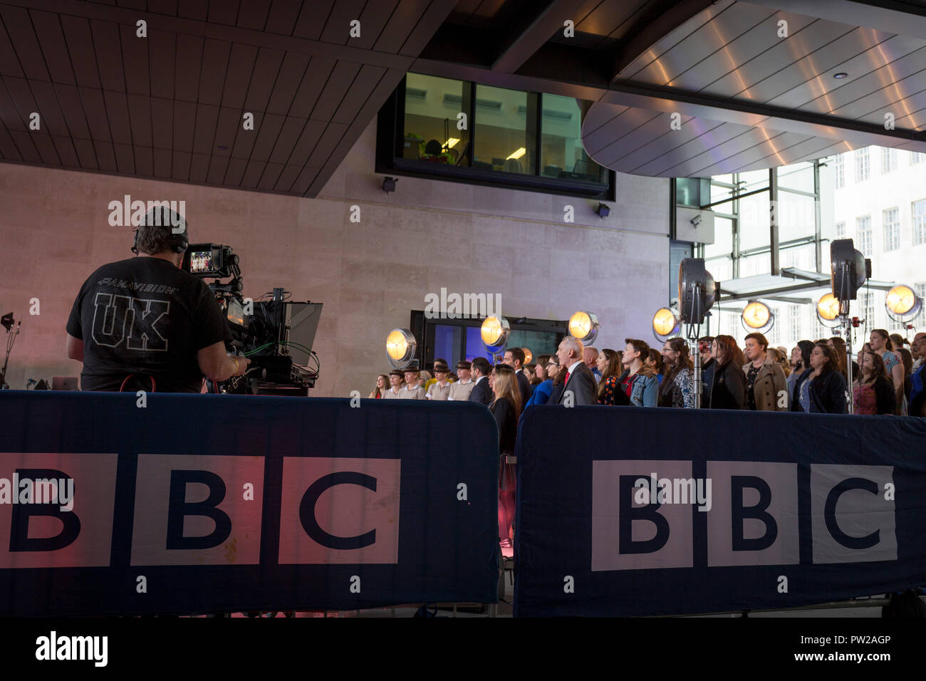 Ein BBC-Kameramann betreibt seine Ausrüstung während einer Probe für ein übertragungswagen Für den One Show Broadcasting House, am 4. Oktober 2018 in London, England. Stockfoto