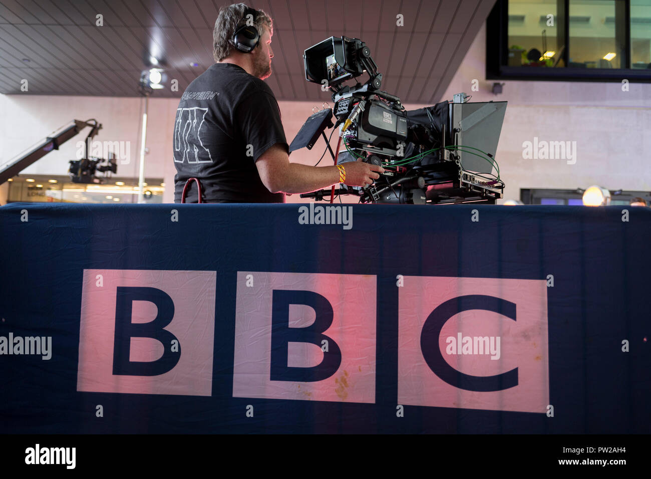 Ein BBC-Kameramann betreibt seine Ausrüstung während einer Probe für ein übertragungswagen Für den One Show Broadcasting House, am 4. Oktober 2018 in London, England. Stockfoto