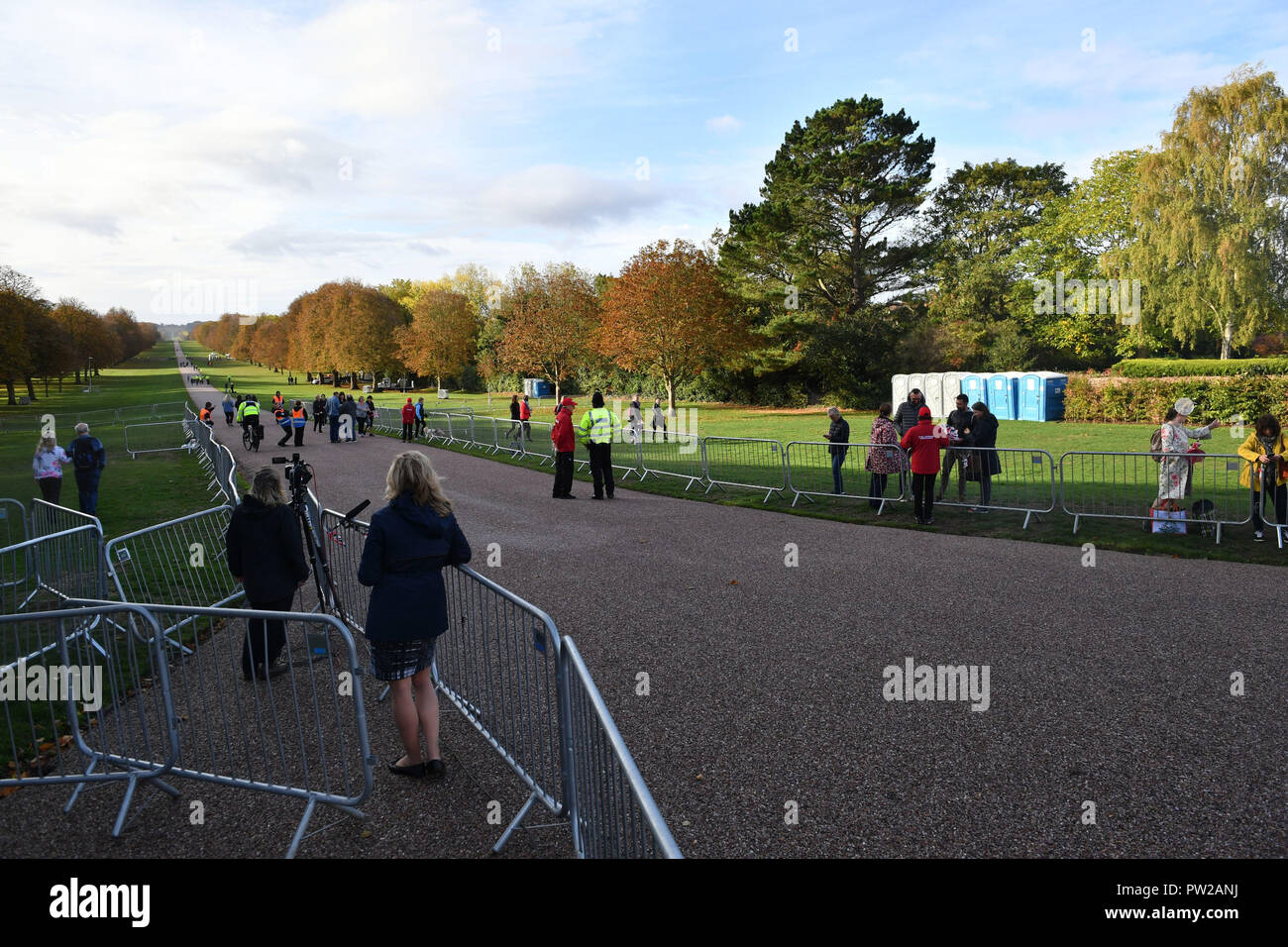 Ein Blick auf den langen Weg aus Cambridge Tor in Windsor vor der Hochzeit von Prinzessin Eugenie an Jack Brooksbank im St George's Chapel in Windsor Castle. Stockfoto