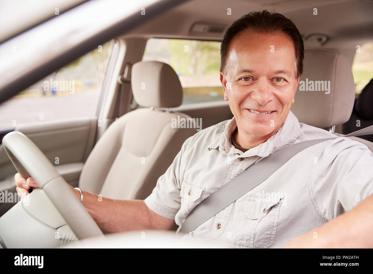 Älterer Mann im Auto Sitz auf der Suche aus dem Seitenfenster Stockfoto