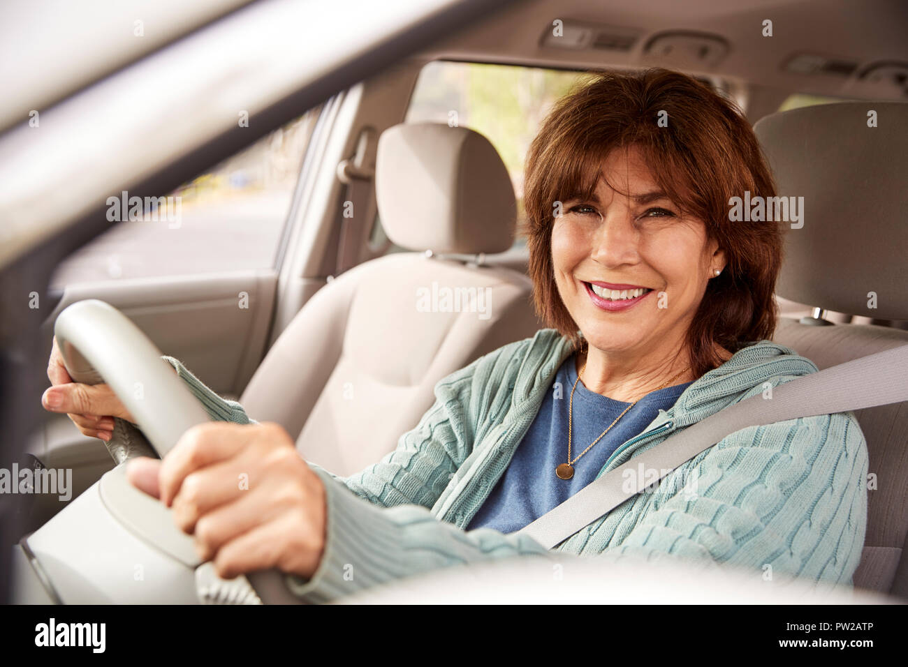 Ältere Frau im Auto Sitz auf der Kamera suchen, Nahaufnahme Stockfoto