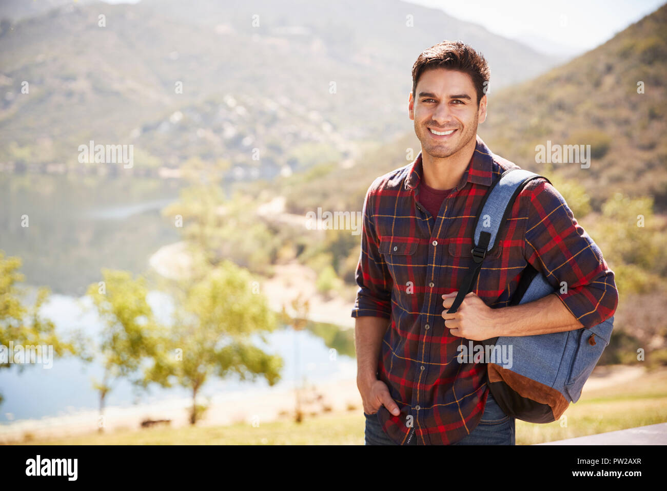 Junge Hispanic Mann stand während der Wanderung, Porträt Stockfoto