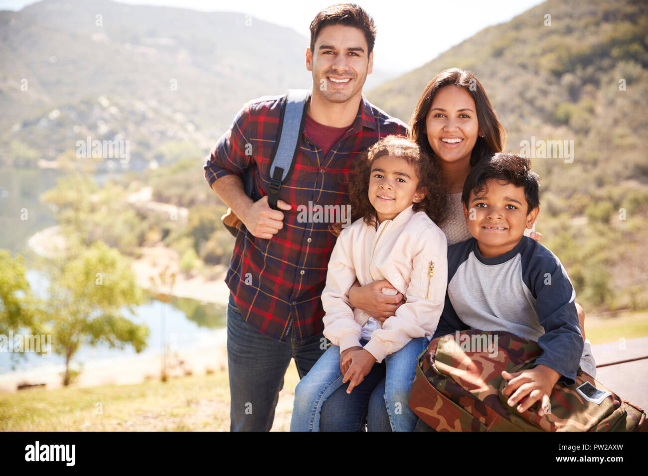 Eltern und Kinder eine Pause während einer Bergwanderung Stockfoto
