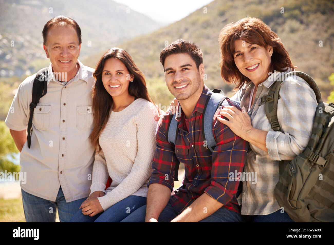 Paare und ältere Eltern eine Pause auf einer Bergwanderung Stockfoto