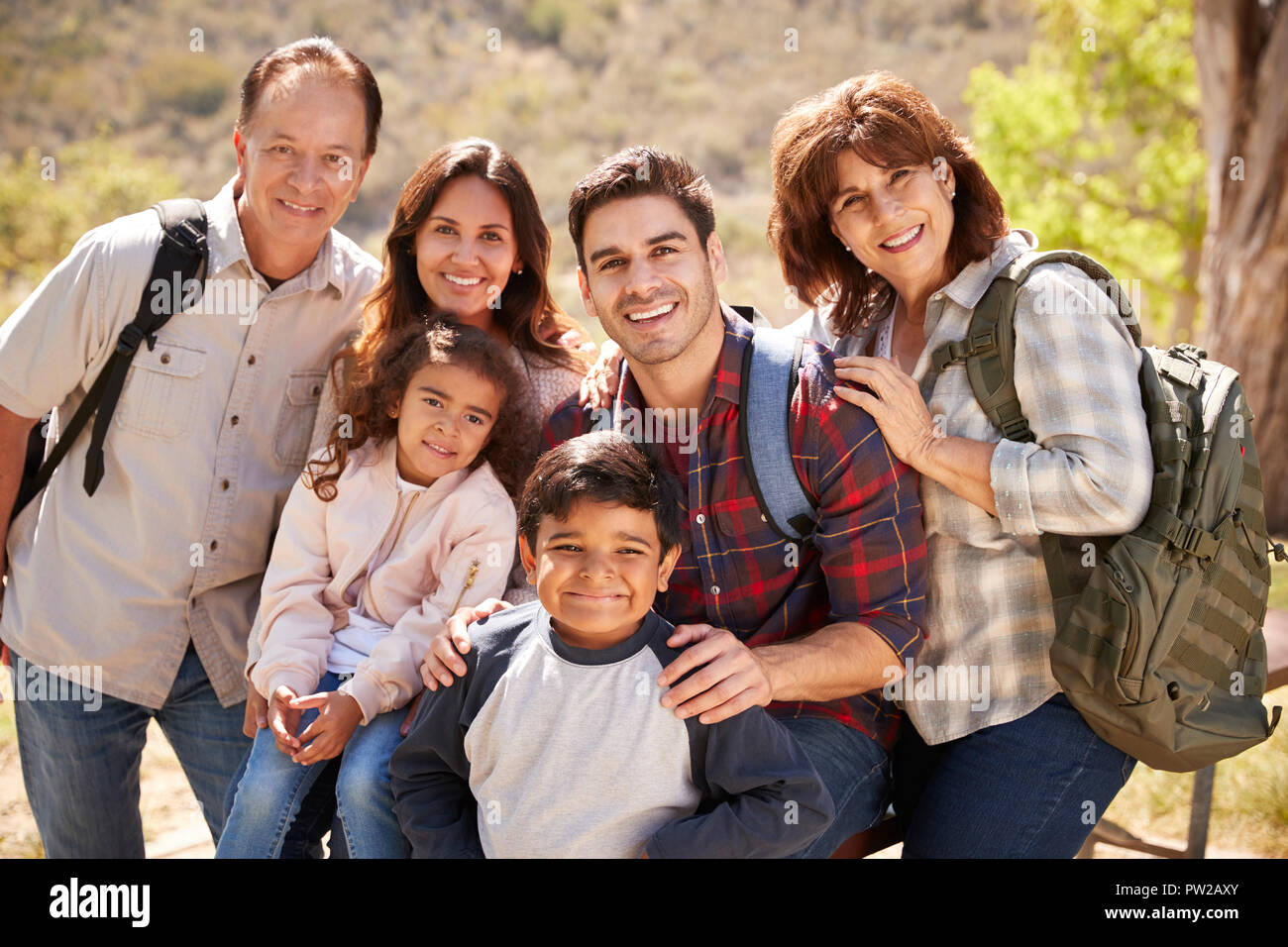 Multi-generation Familie wandern von einem Bergsee, Porträt Stockfoto