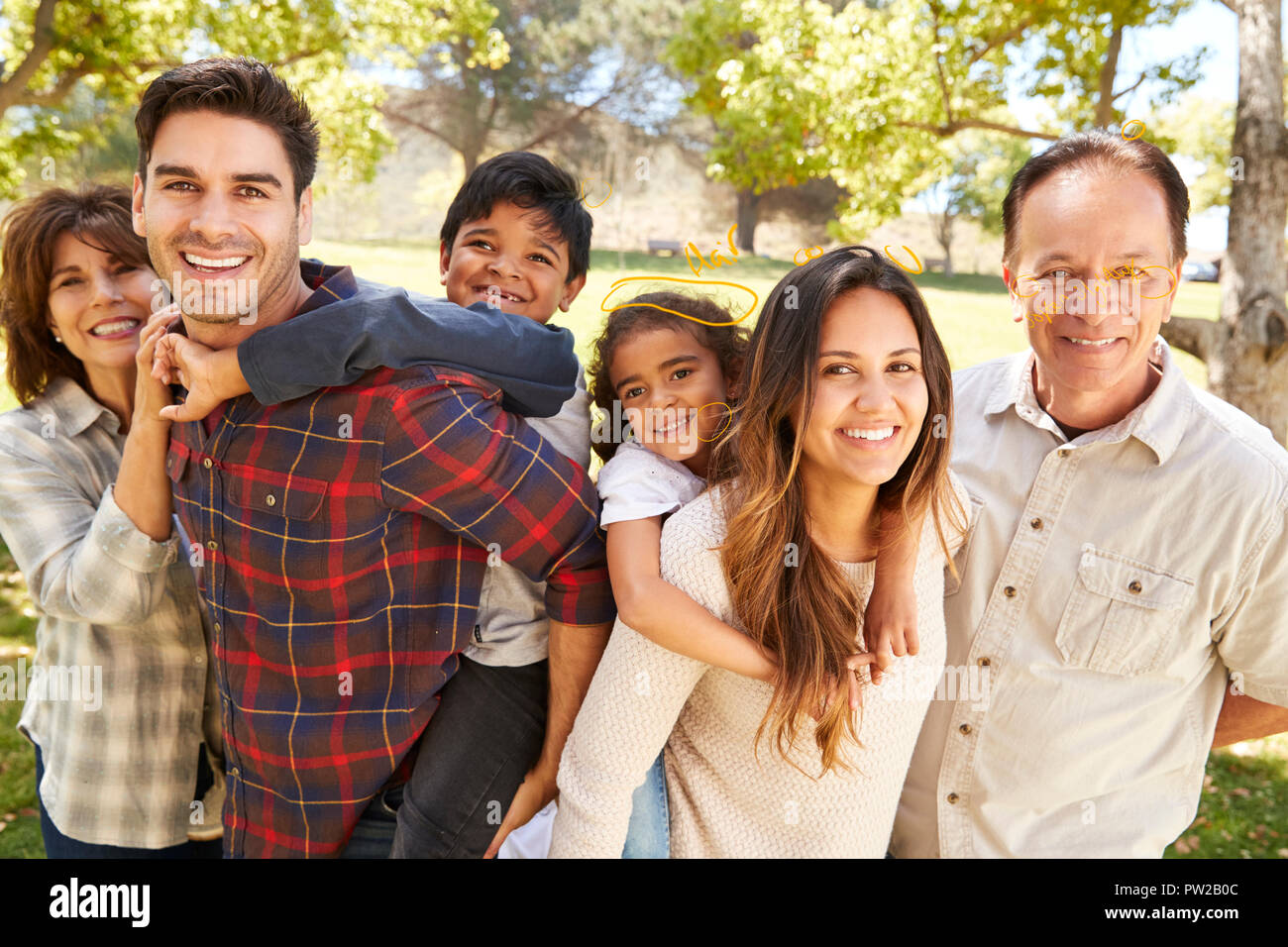 Drei Generation multi-ethnische Family Portrait in einem Park Stockfoto