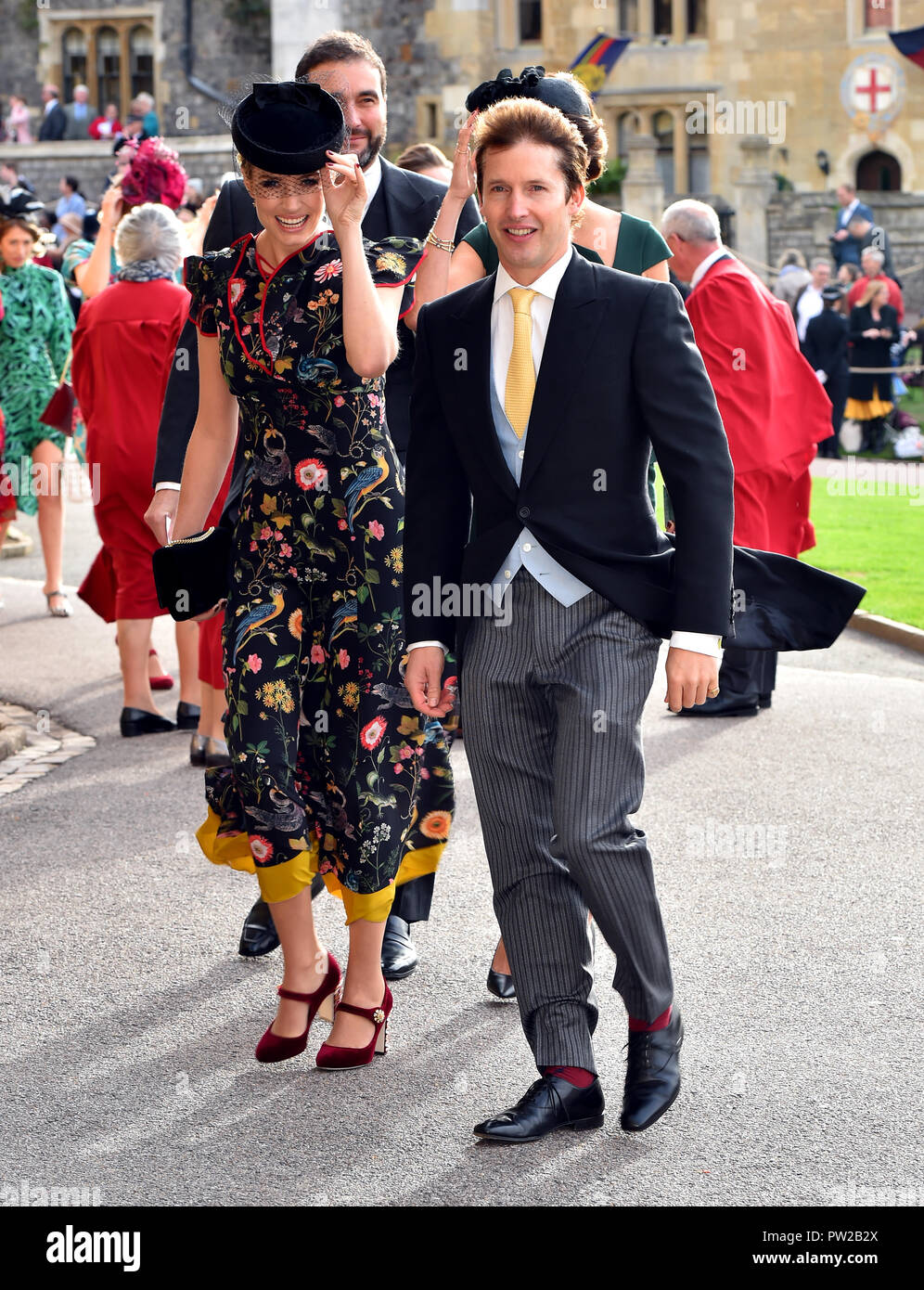 Sofia Wellesley und James Blunt kommen für die Hochzeit der Prinzessin Eugenie an Jack Brooksbank im St George's Chapel in Windsor Castle. Stockfoto