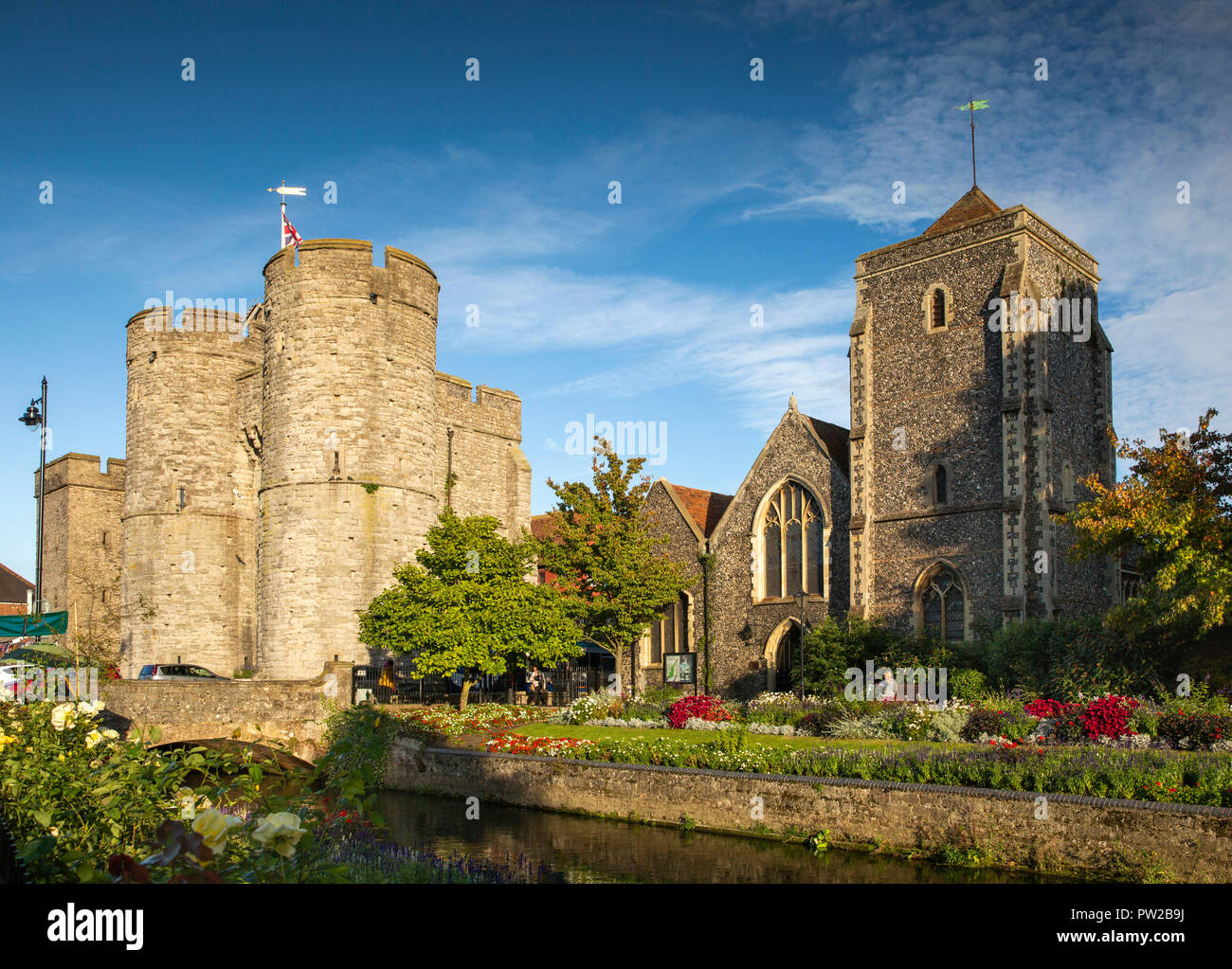 UK, Kent, Canterbury, North Lane, Westgate Towers, Museum und Aussichtspunkt in der alten Stadtmauer von alten Guildhall Gebäude neben dem großen Fluss Stour Stockfoto