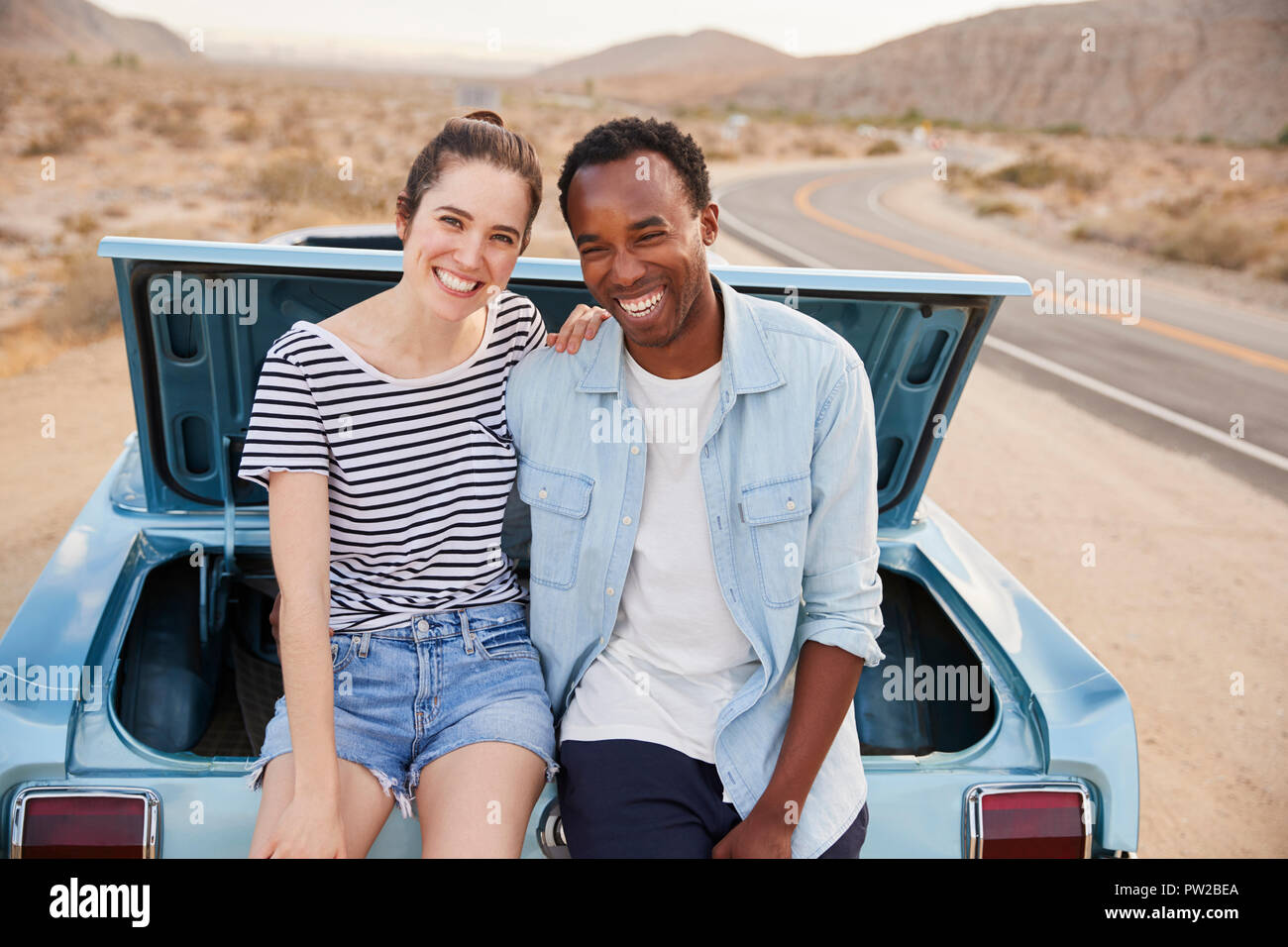 USA, New Jersey, Happy Paare mit Picknick-Korb im Kofferraum eines Autos  sitzen Stockfotografie - Alamy