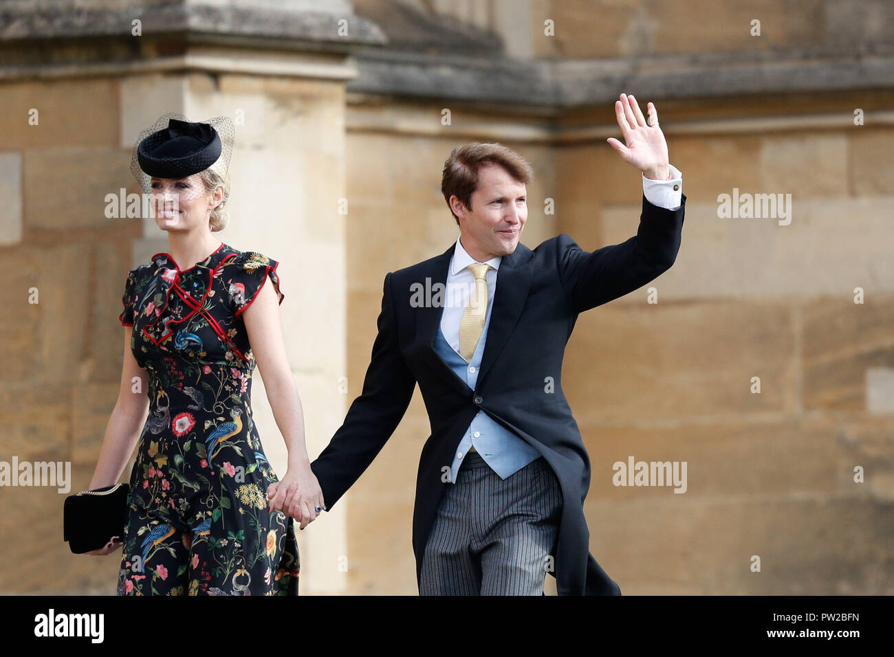 James Blunt kommt mit seiner Frau Sofia Wellesley für die Hochzeit der Prinzessin Eugenie an Jack Brooksbank im St George's Chapel in Windsor Castle. Stockfoto