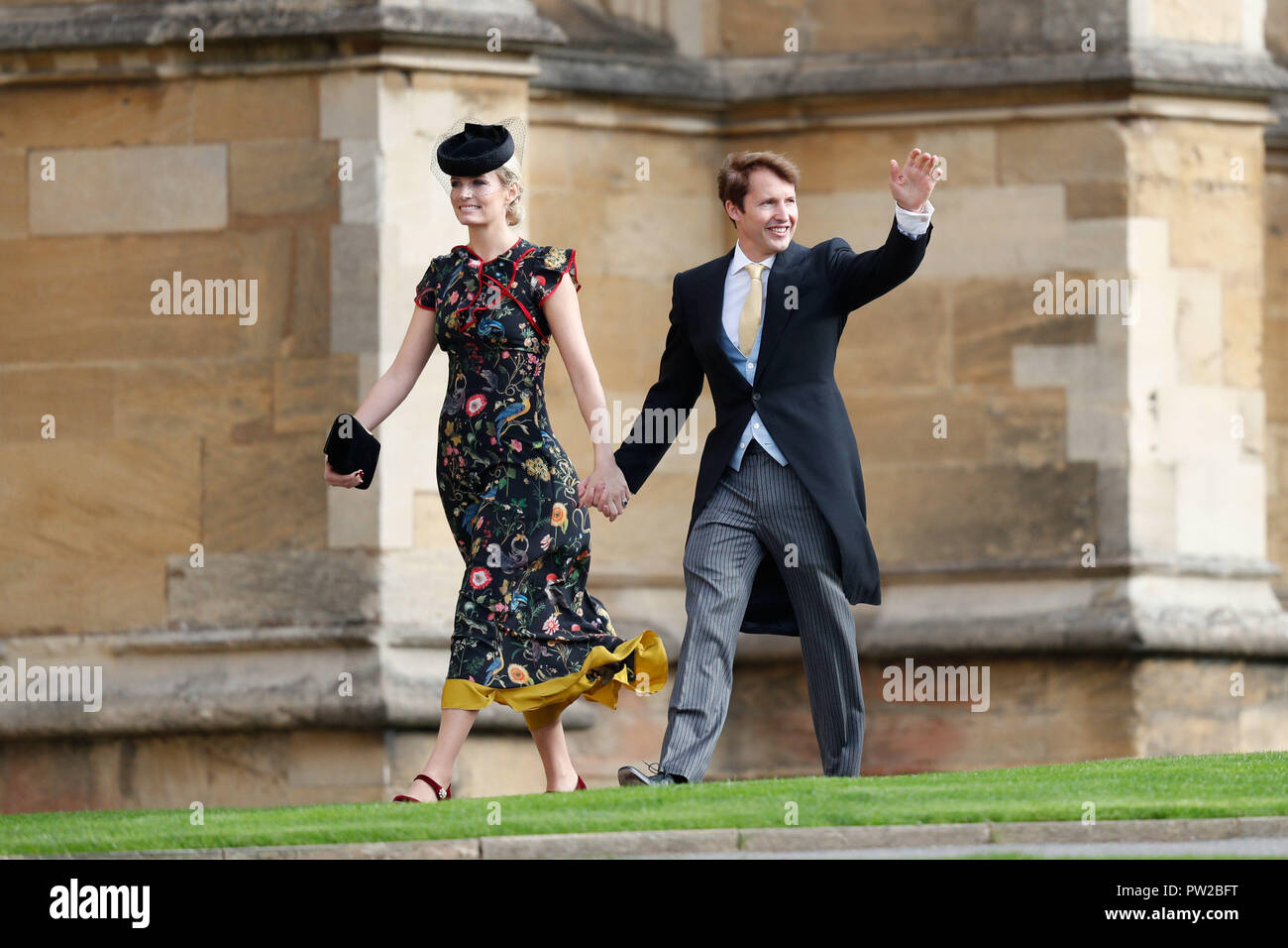 James Blunt kommt mit seiner Frau Sofia Wellesley für die Hochzeit der Prinzessin Eugenie an Jack Brooksbank im St George's Chapel in Windsor Castle. Stockfoto