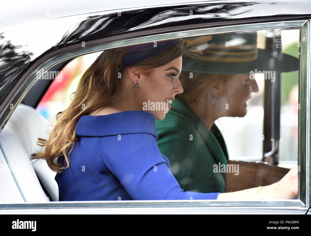 Prinzessin Beatrice und ihre Mutter Sarah Ferguson ankommen in Cambridge Tor in Windsor für die Hochzeit der Prinzessin Eugenie an Jack Brooksbank im St George's Chapel in Windsor Castle. Stockfoto