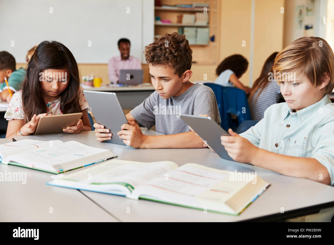 Grundschule Kinder mit Tablet-pcs in der Klasse Stockfoto