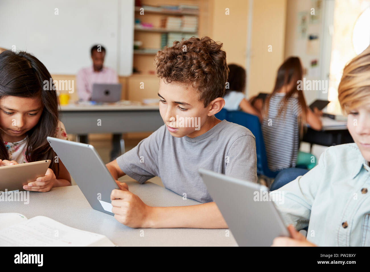 Grundschule Kinder mit Tablet-pcs in der Klasse Stockfoto