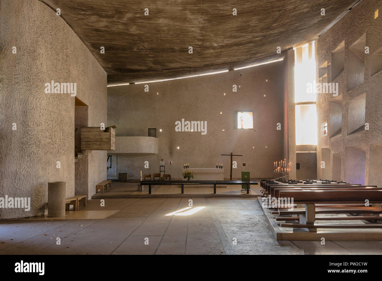 Innenansicht von Notre-Dame du Haut, die Kapelle von Ronchamp, Frankreich, vom Architekten Le Corbusier, 1955 beendet. Stockfoto