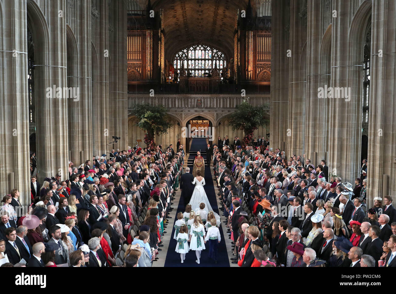 Der Herzog von York geht seine Tochter Prinzessin Eugenie den Gang hinunter für ihre Hochzeit an Jack Brooksbank im St George's Chapel in Windsor Castle. Stockfoto