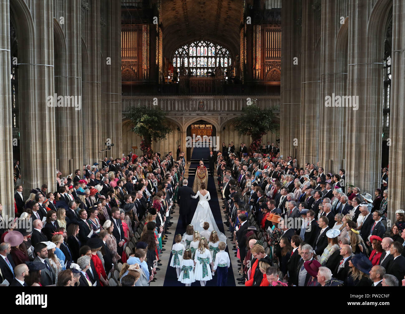 Der Herzog von York geht seine Tochter Prinzessin Eugenie den Gang hinunter für ihre Hochzeit an Jack Brooksbank im St George's Chapel in Windsor Castle. Stockfoto