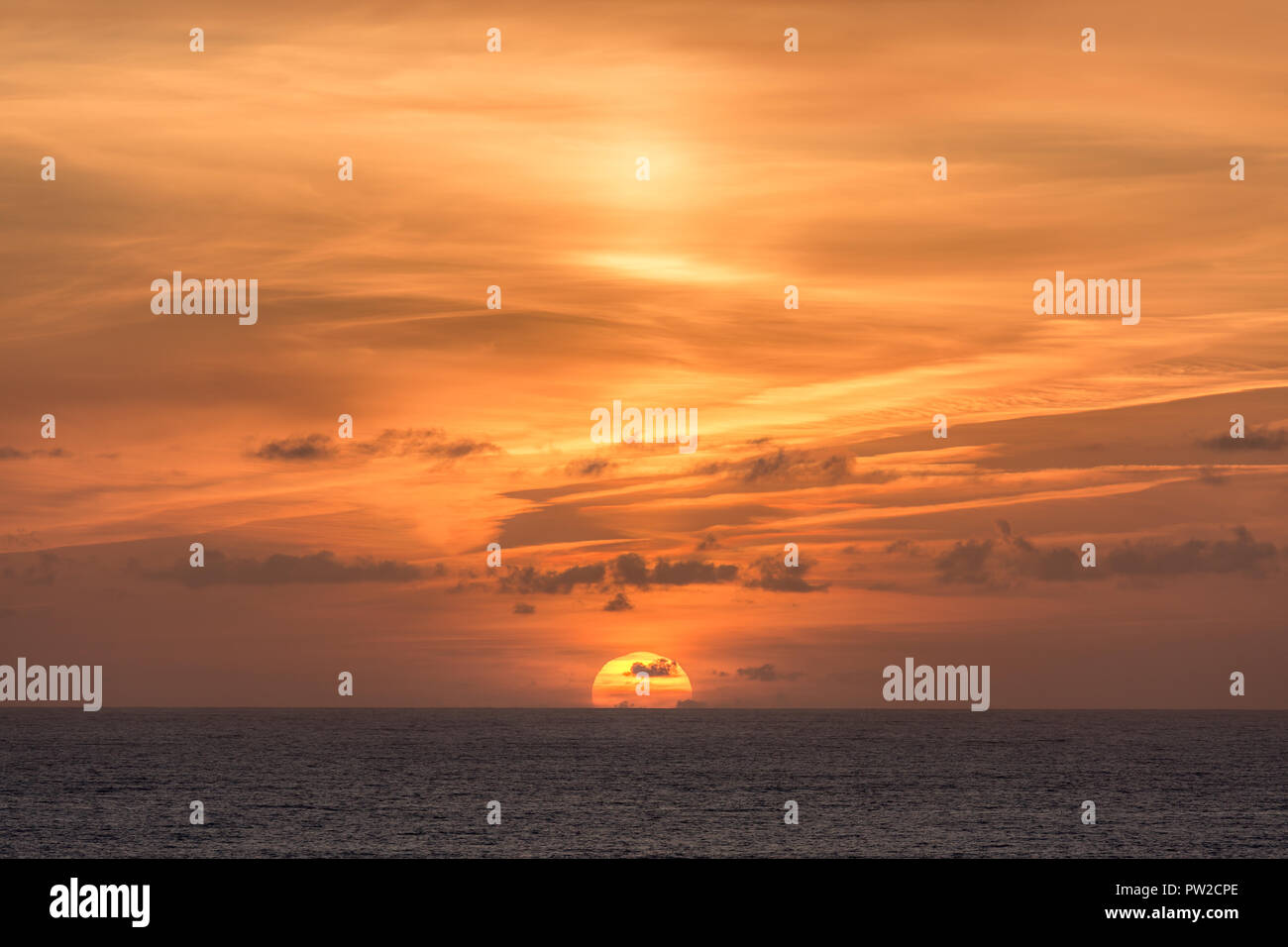 Tauchen Sonne an der Küste von North Cornwall Stockfoto