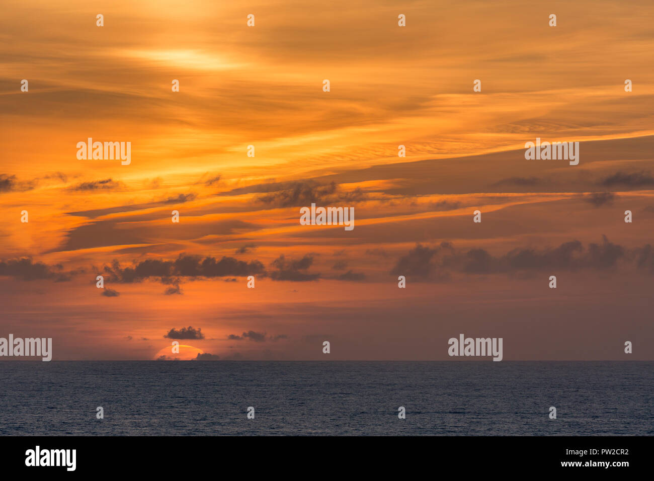 Sonnenuntergang über der Küste von North Cornwall Stockfoto