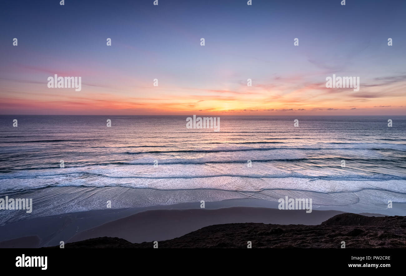 Dämmerung auf der schönen Küste von Cornwall Noth Stockfoto