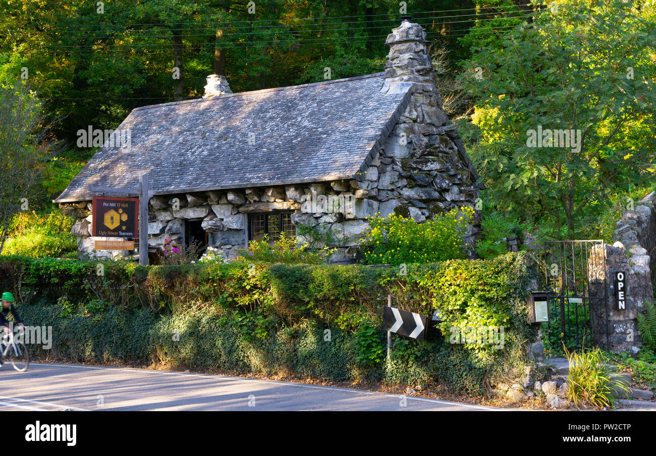 Ty Hyll (Das hässliche Haus), Tea Rooms, Capel Curig, Conwy. Bild im Oktober 2018 übernommen. Stockfoto