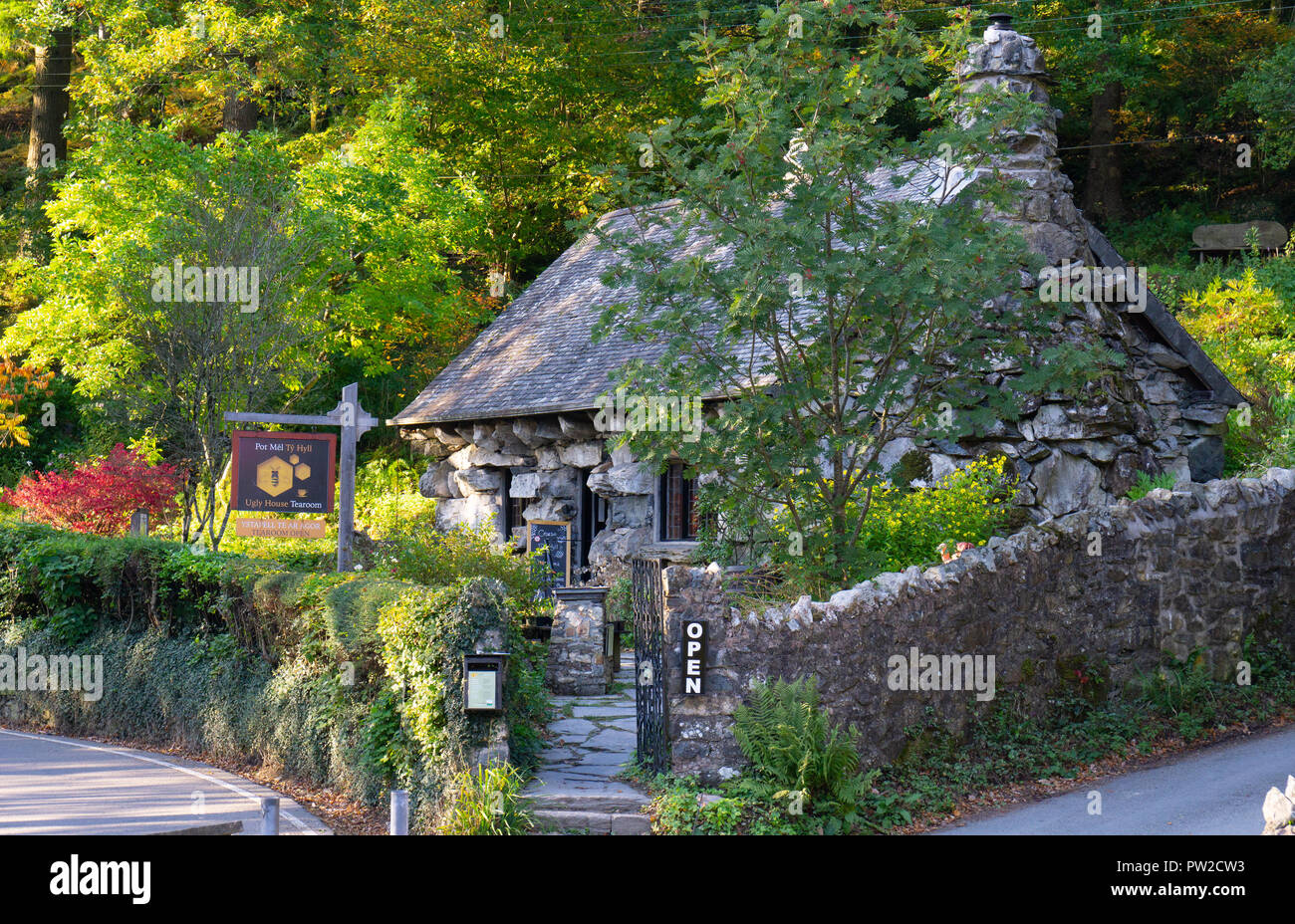 Ty Hyll (Das hässliche Haus), Tea Rooms, Capel Curig, Conwy. Bild im Oktober 2018 übernommen. Stockfoto