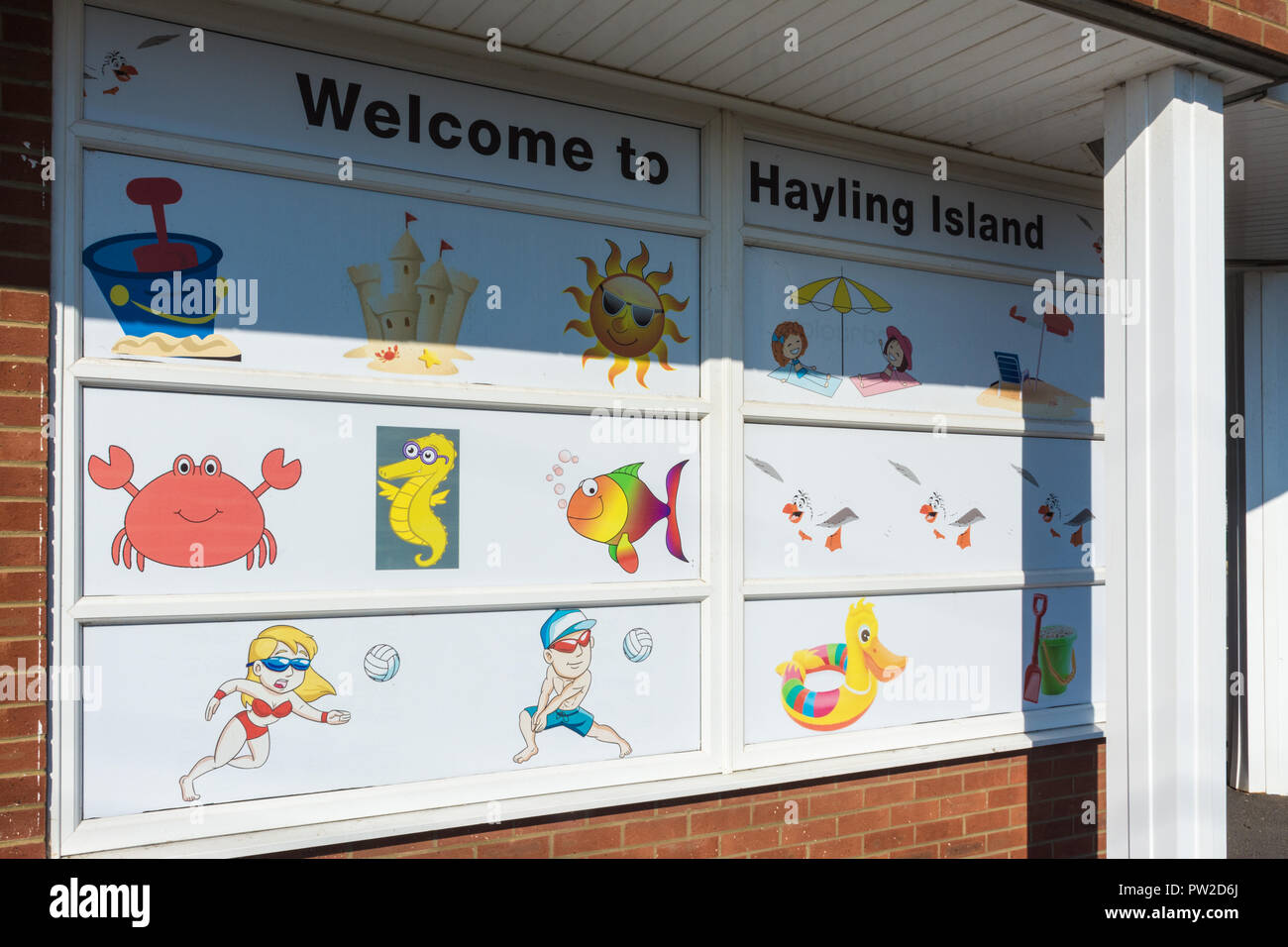 Auf Hayling Island anmelden oder Board mit bunten Seaside theme Bilder an der Wand eines Gebäudes Willkommen Stockfoto
