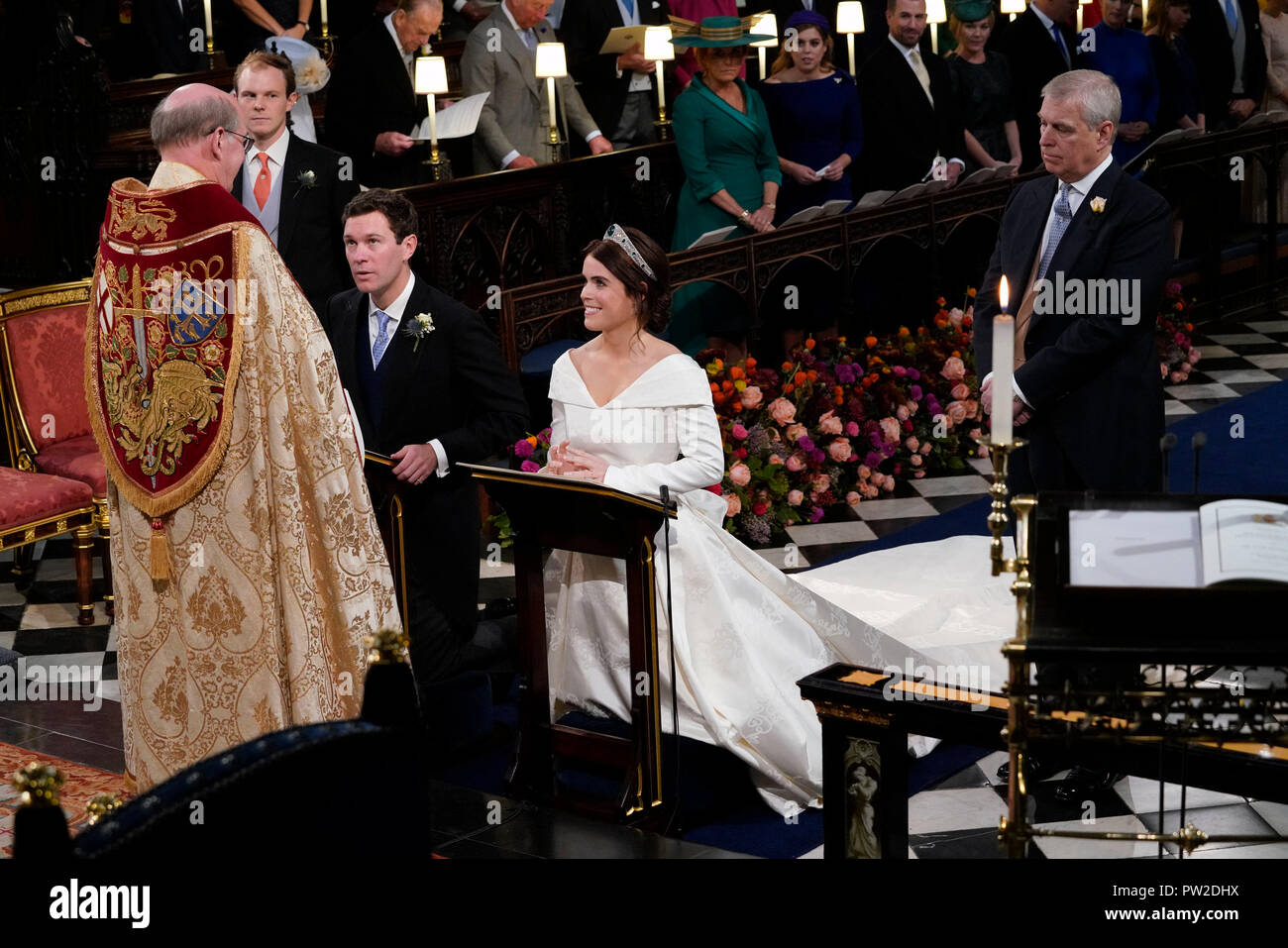 Der Herzog von York (rechts) steht neben seiner Tochter Prinzessin Eugenie und ihr Bräutigam Jack Brooksbank und seinen besten Mann, sein Bruder Thomas, als Dekan von Windsor Pfr. David Conner, führt Ihre Hochzeit in St. George's Chapel in Windsor Castle. Stockfoto