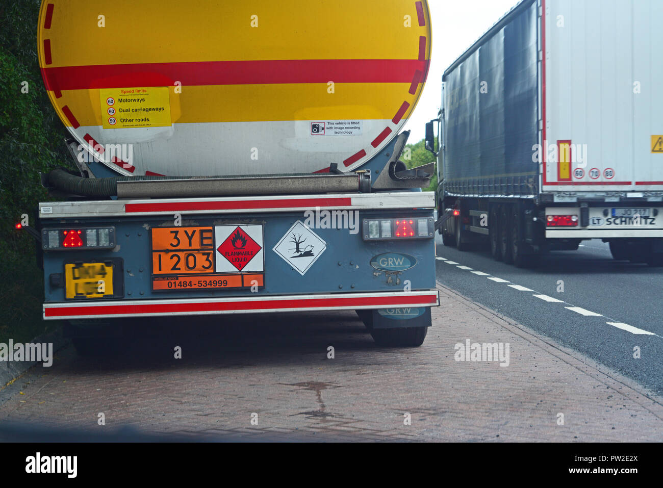 Last Typenschild auf Lastkraftwagen im Legen von beschreibt den Transport von brennbaren Flüssigkeiten uk Stockfoto