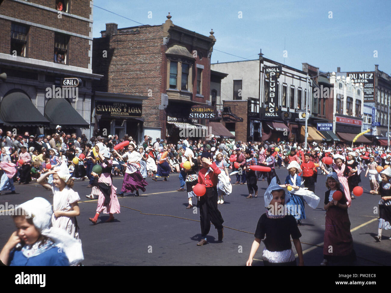 1940 s, historischen, Menschen vor Ort, die sich an der Mai 'Tulip' Festival in der Stadt von Holland, Michigan, USA. Durch die Niederländische Calvanist Siedler im Jahre 1847 gegründet, ist die Stadt zu einem Vorposten der niederländischen Kultur und Tradition in der Mitte des amerikanischen Mittleren Westen und ist bekannt für seine Kirchen, von denen Sie sind ca. 170 im Großraum Holland, bekannt. Das Festival ist eine Feier der Niederländischen Erbe der Stadt. Stockfoto