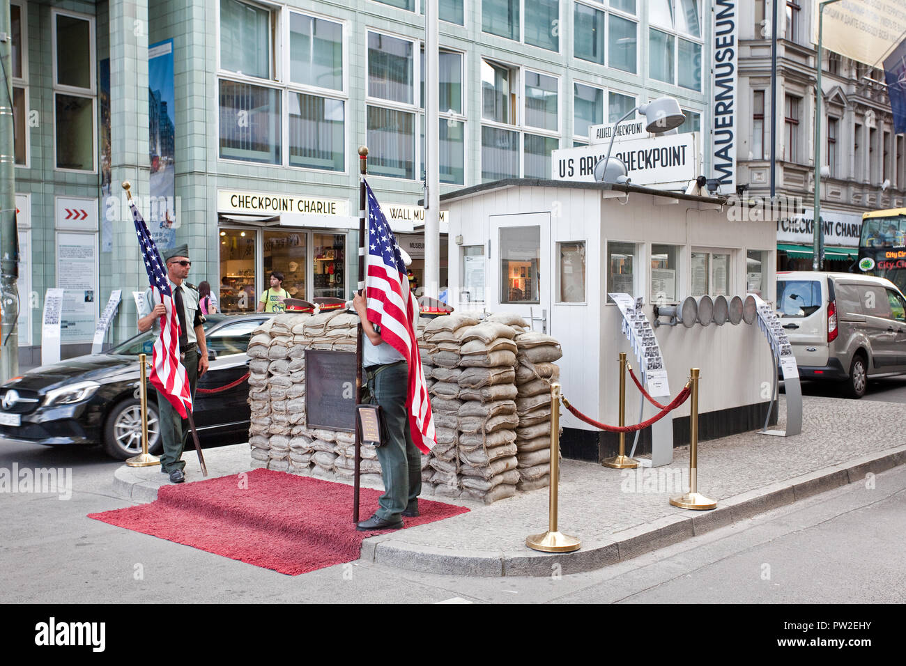 Checkpoint Charlie Denkmal in Berlin, der Grenzübergang wachhaus zwischen Ost und West Berlin. Stockfoto
