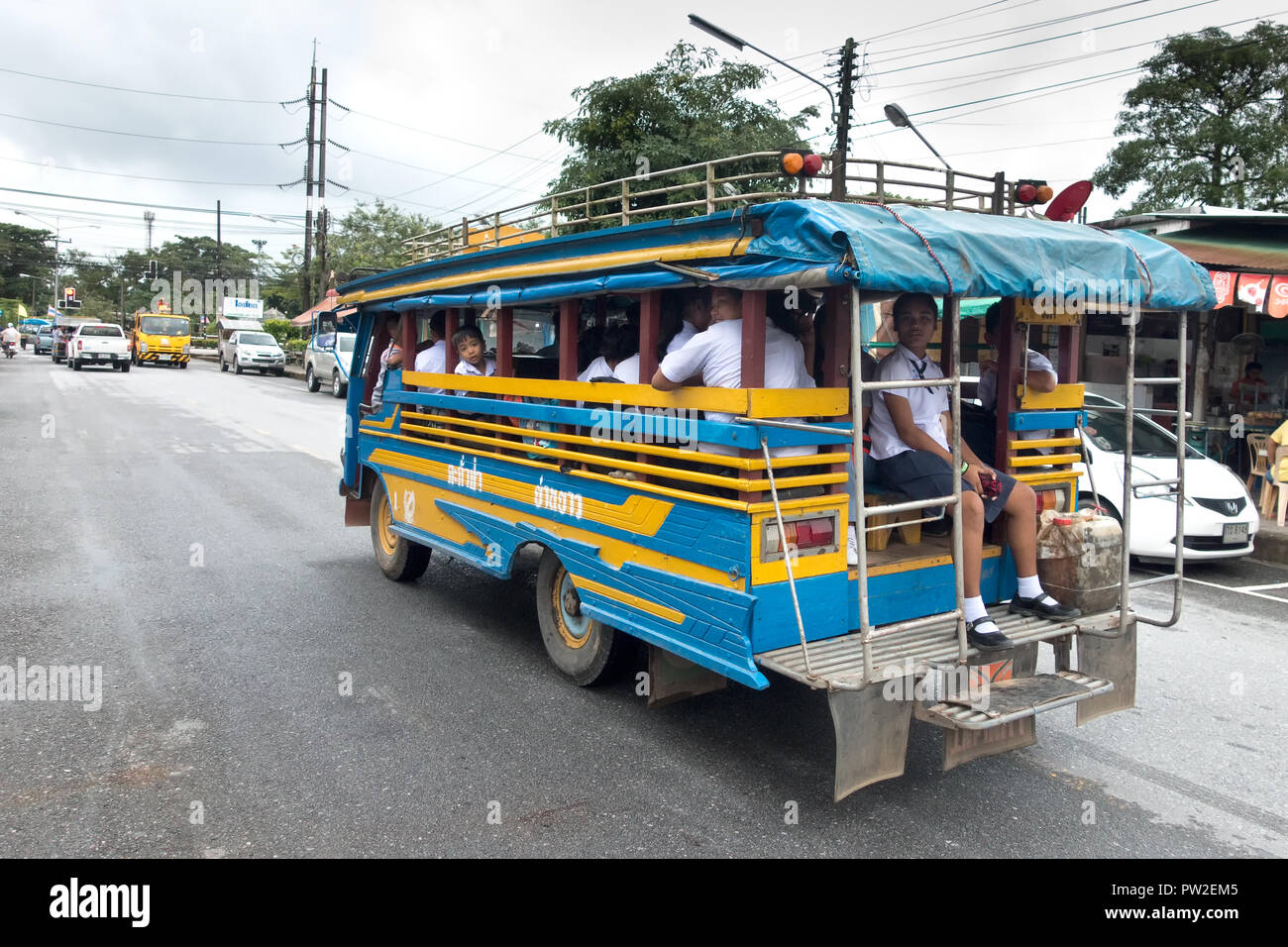 Khao Lak, Thailand - 12. September 2016: Traditionelle schoolbus auf der Straße mit jungen Studenten in Thailand Stockfoto
